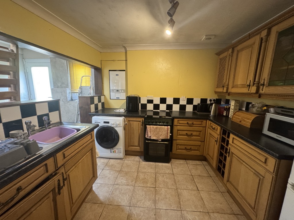 Lot: 93 - GROUND FLOOR FLAT FOR IMPROVEMENT - Kitchen